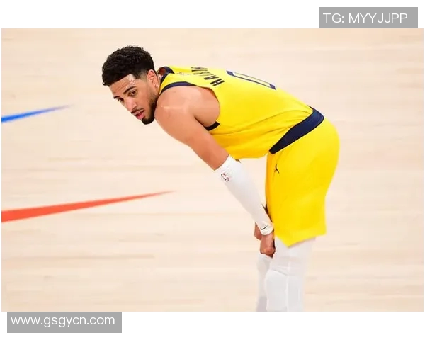 哈里伯顿伤后拄拐静候队友归来深情拥抱展现团队凝聚力 哈里伯顿伤后拄拐静候队友归来深情拥抱展现团队凝聚力